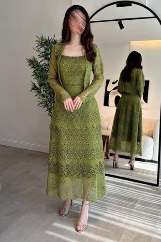 فستان اخضر ناعم بتصميم طبقات انيقة