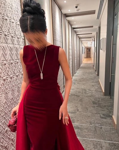 فستان سهرة عودي خامة مخمل معى ذيل تفته استرتش