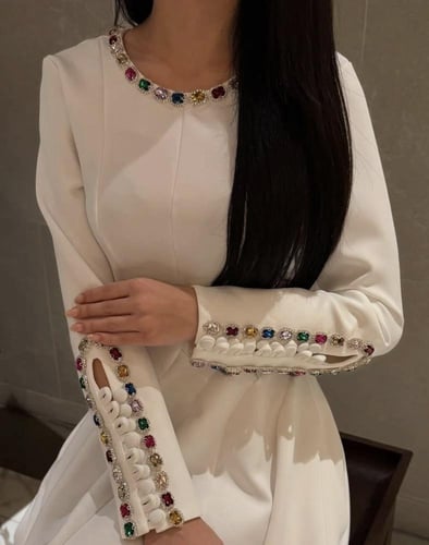 فستان مميز بتطريز مميز باللون الأسود الابيض