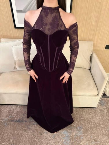 فستان بنفسجي مخمل بتصميم كورسيه واكمام دانتيل