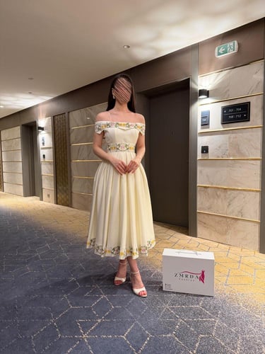 فستان ناعم اوف شولدر ميدي بتصميم مورد