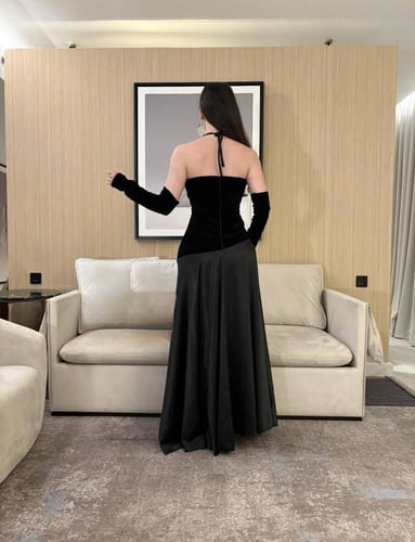 فستان سهرة اسود بتصميم خصر محدد مع اكمام منفصلة