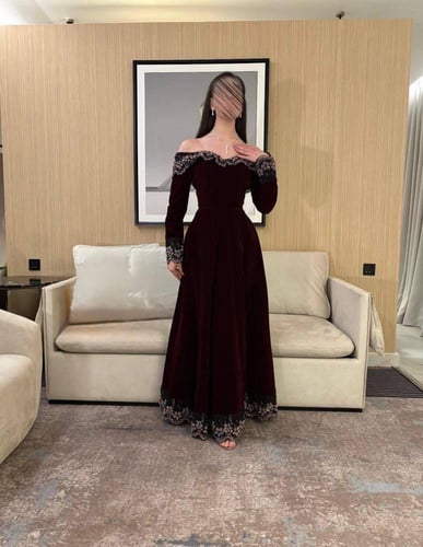 فستان عودي طويل تصميم اوف شولدر بحواف موردة