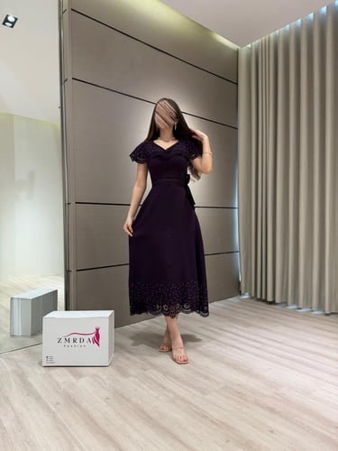 فستان بنفسجي ناعم بقصة ميدي وحزام خصر