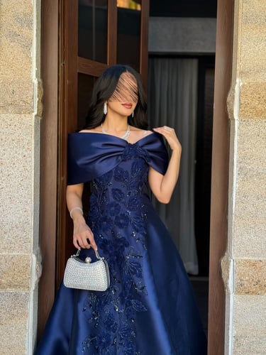 فستان كحلي طويل بتصميم فاخر