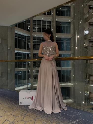 فستان سهرة طويل مطرز بتصميم جانبي مميز