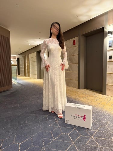 فستان ابيض ناعم خامة دانتيل بأكمام طويلة