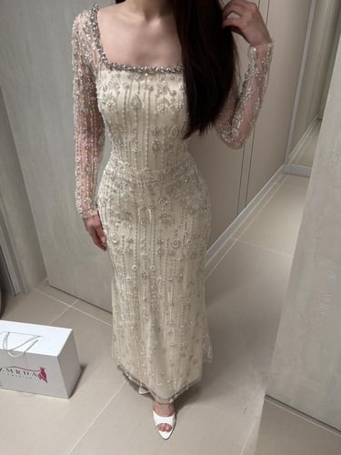فستان سهرة طويل بتطريز لامع