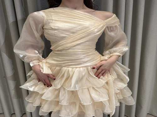 فستان سهرة بتصميم كسرات انيقة