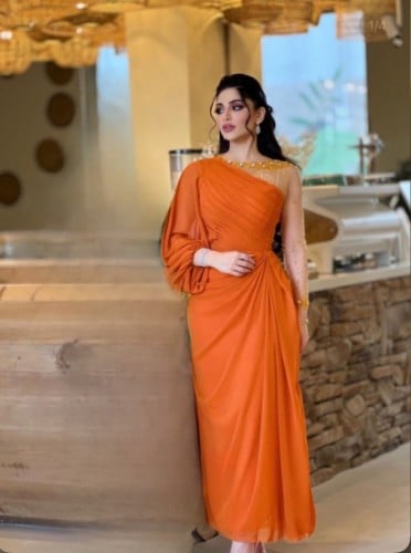 فستان شيفون بطبقات مميز مع كم مزين بالكريستال