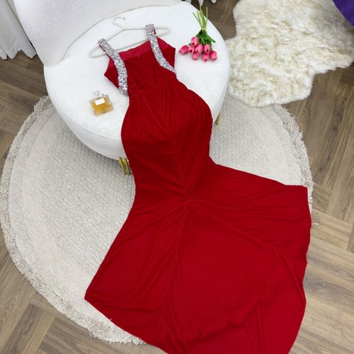 فستان احمر خامة مخمل معى كرستال