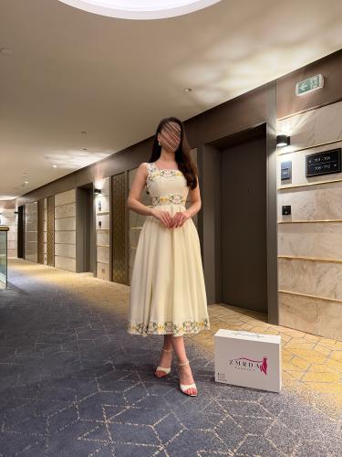 فستان ميدي بني بتصميم كلاسيكي لامع