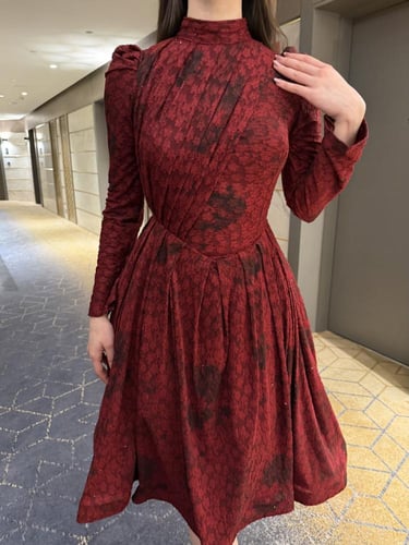 فستان عودي قصير بأكمام طويلة بخصر محدد