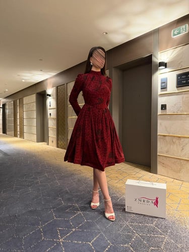 فستان عودي قصير بأكمام طويلة بخصر محدد