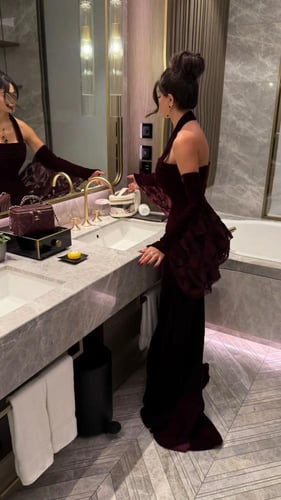 فستان عودي مخمل انيق باكمام دانتيل