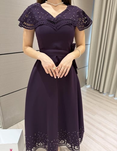 فستان بنفسجي ناعم بقصة ميدي وحزام خصر