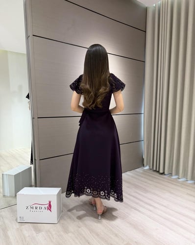 فستان بنفسجي ناعم بقصة ميدي وحزام خصر