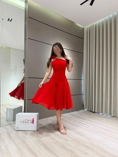 فستان احمر ناعم بتصميم كسرات انيقة