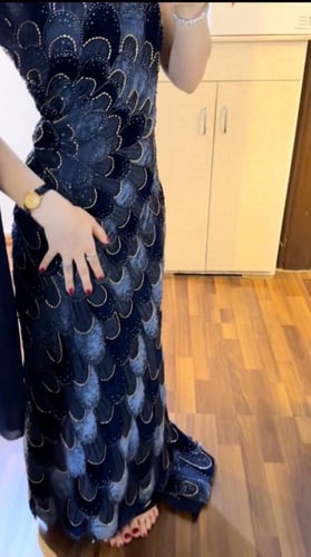 فستان سهرة كحلي بتطريز لامع مميز