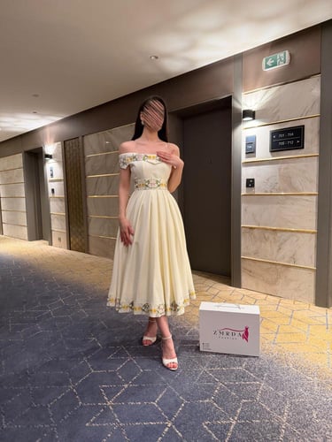 فستان ناعم اوف شولدر ميدي بتصميم مورد