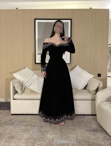 فستان سهرة مطرز بلورود مميز