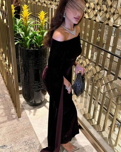 فستان سهرة عودي خامة مخمل باكمام مميزه