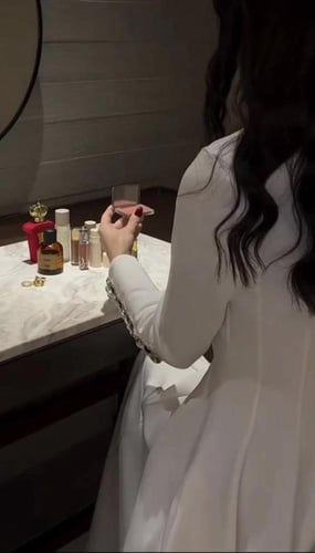 فستان مميز بتطريز مميز باللون الأسود الابيض