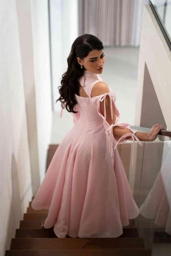 فستان ناعم بالوان اصفر وردي خامة باربي باكمام مميز...