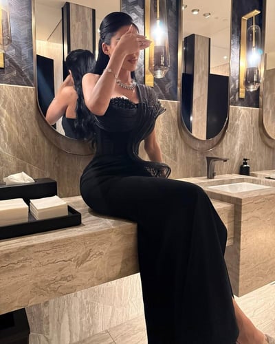 فستان سهرة مطرز بقصة مميزة من الصدر