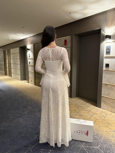 فستان ابيض ناعم خامة دانتيل بأكمام طويلة