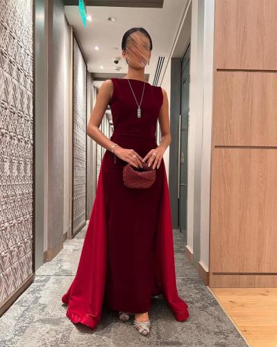 فستان سهرة عودي خامة مخمل معى ذيل تفته استرتش