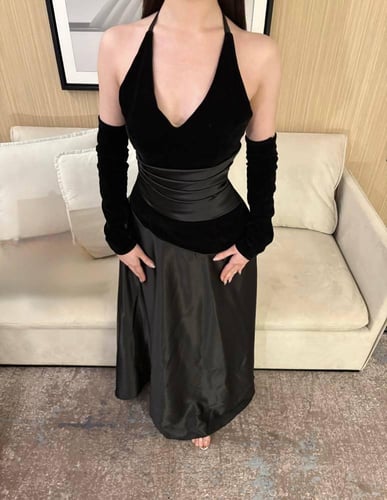 فستان سهرة اسود بتصميم خصر محدد مع اكمام منفصلة