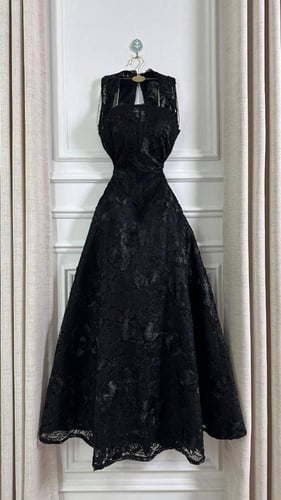 فستان سهرة اسود ناعم بتصميم انيق