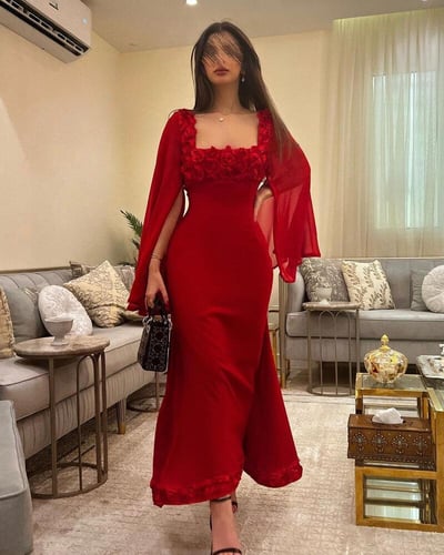 فستان الملكة كابلي الأحمر بالورود: تصميم باربي ستر...