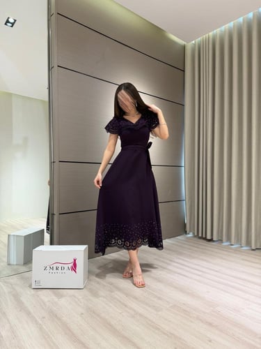 فستان بنفسجي ناعم بقصة ميدي وحزام خصر