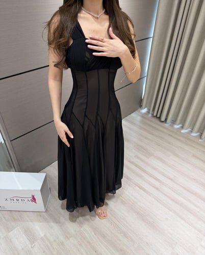 فستان اسود انيق خامة شيفون بتصميم كسرات