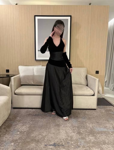 فستان سهرة اسود بتصميم خصر محدد مع اكمام منفصلة