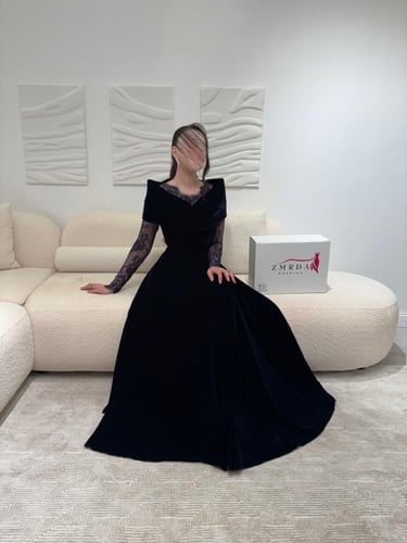 فستان سهرة كحلي خامة مخمل بأكمام دانتيل