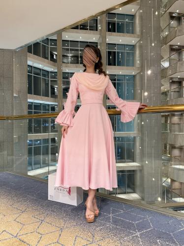 فستان وردي ناعم قصير بأكمام طويلة موردة