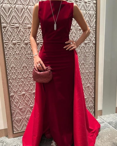 فستان سهرة عودي خامة مخمل معى ذيل تفته استرتش