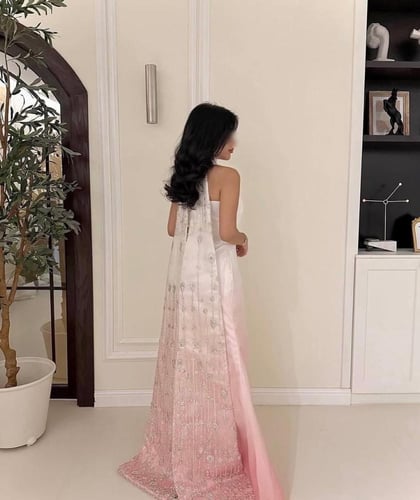 فستان وردي بشال مطرز انيق