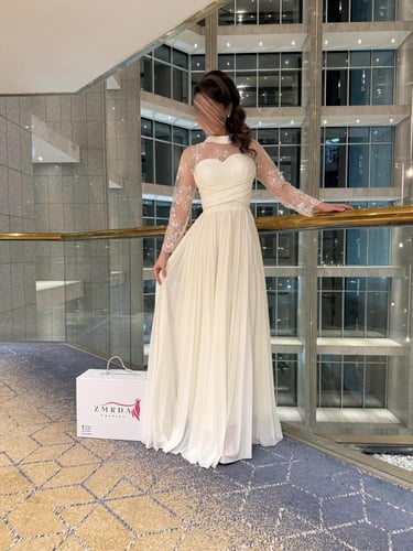فستان سهرة طويل بتصميم كسرات ناعمة