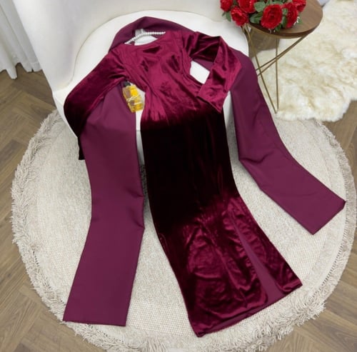 فستان عنابي مخمل مع شال