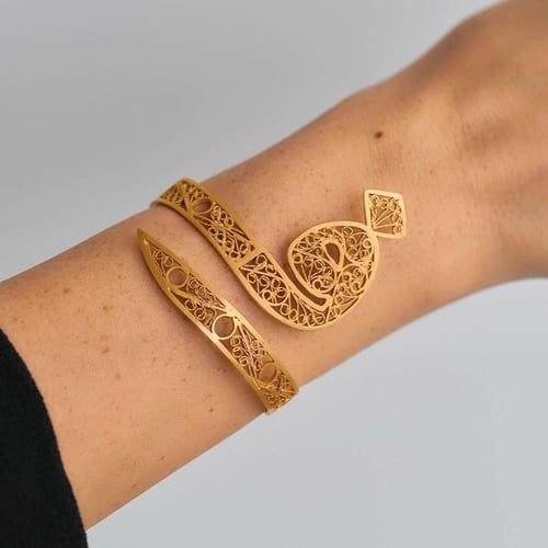 اسورة بحرف مميز حسب طلبك