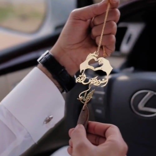 تعليقة كسرة العود بشكل قلب بيدين ترند