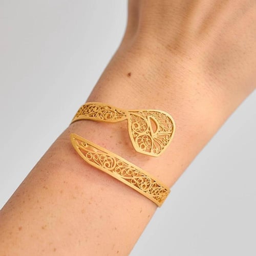 اسورة بحرف مميز حسب طلبك