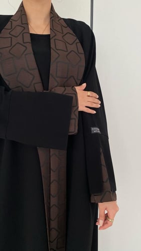 BLACK براون