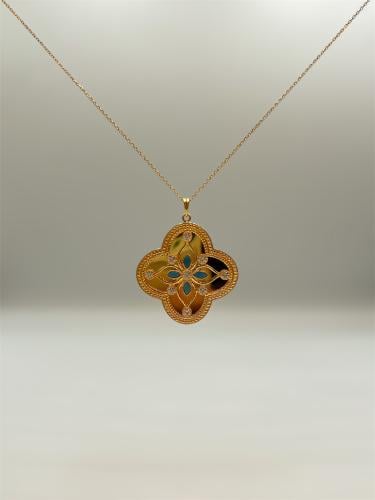 عقد بتصميم وردة عيار ٢١