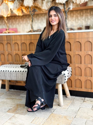 عبايه امل سوداء عمليه
