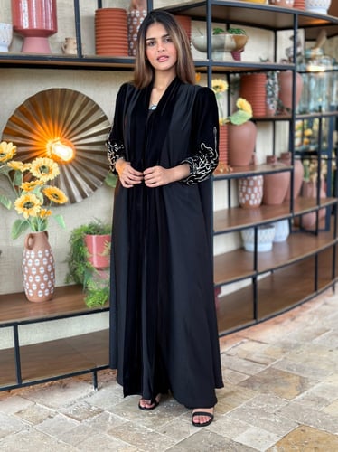 عبايه خلود راقيه باكمام مخمل و تطريز